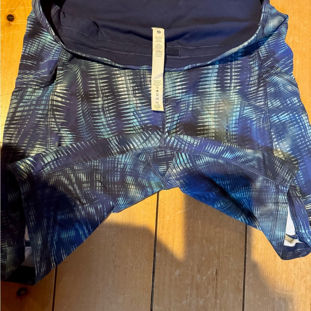Lululemon Blue-patterned leggings top and shorts set - Picture 9 of 12